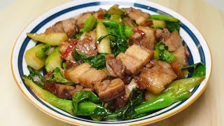 烧肉炒芥兰菜，简单好吃又下饭，记得准备多一点米饭，要不然不够吃Stir Fry Roast pork meat with kailan, it’s simple and delicious