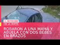 MADRE e HIJA con bebés en brazos en PELIGRO