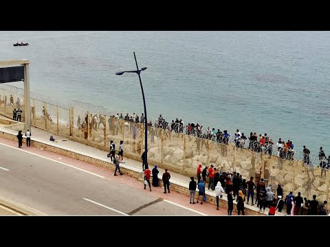 Inmigrantes esperan entrar desde Marruecos a Ceuta y agreden con piedras a los guardias civiles