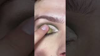 SHIMMERY GREEN EYESHADOW LOOK | #shorts #makeup #makeuptutorial #eyeshadow #eyeshadowtutorial