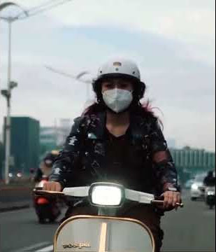STORY WA CEWEK CANTIK NAIK VESPA