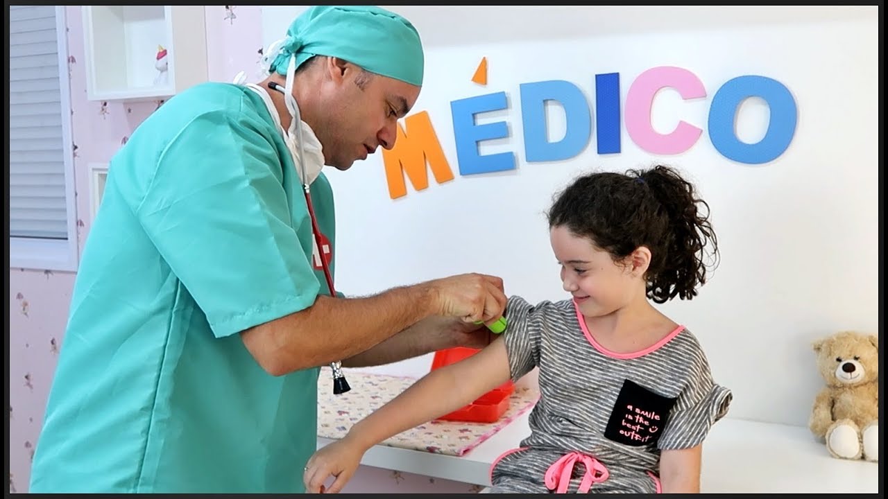 menina dos desenhos animados brincando de médico com brinquedo de