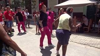 Video thumbnail of "Dancing Cleaning lady with Korean star?! at Habana Vieja"