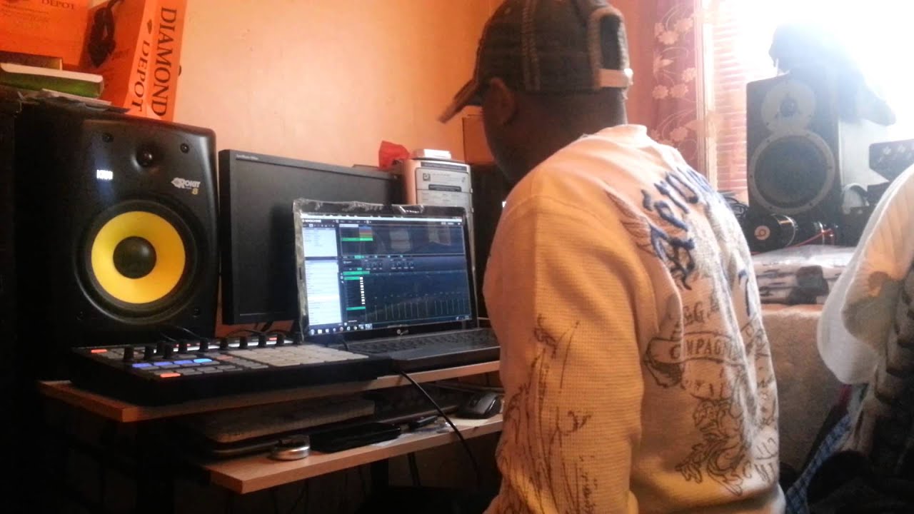 crazycuz 215 making a beat