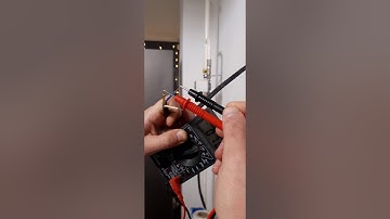 фаза на двух проводах. почему?