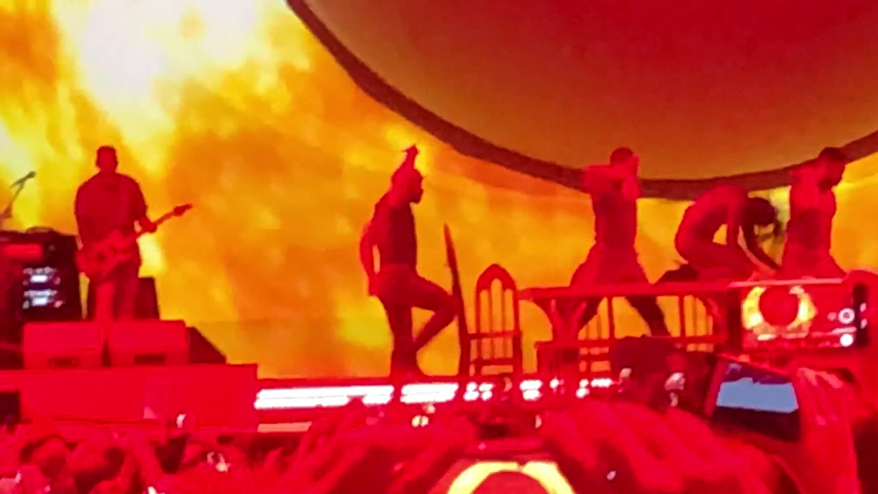 Ariana Grande-God Is A Woman & Bad Idea & Raindrops(Sweetener World Tour Vienna)