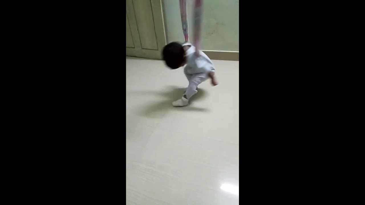 I year old baby perfms