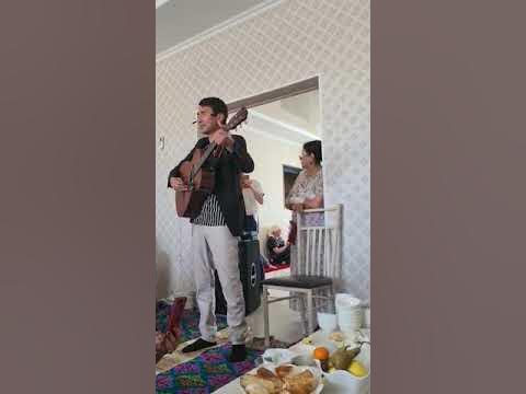 Қолында жыныс мүшесінің фотосы бар әйел