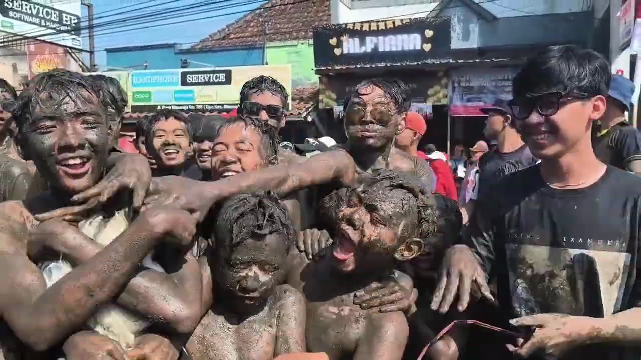 Garut's Vibrant Carnival Parade for Indonesia's 80th Anniversary