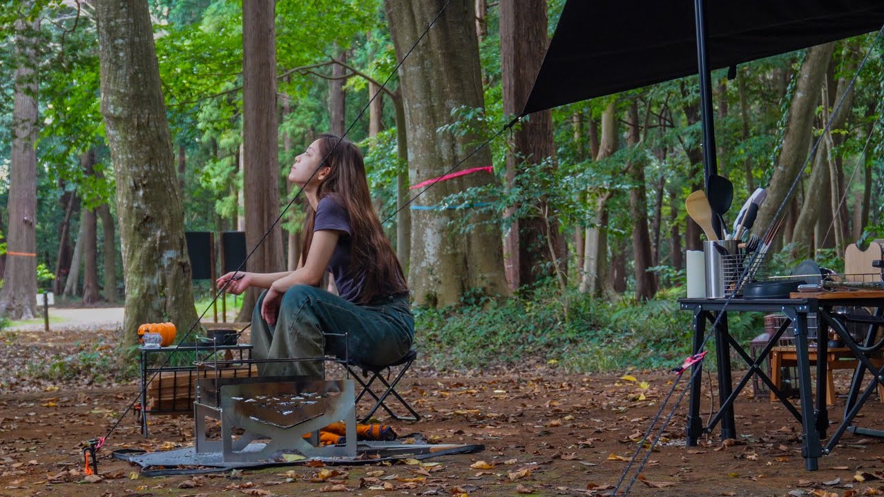 Маленький домик под тарпом | Осенний вечер у костра — тыквенный гратен 🎃 ASMR