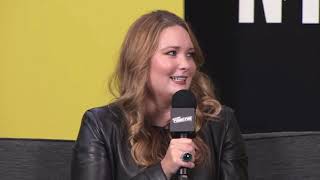 Entrevista de Sarah J Maas para o canal SyFy Wire na NYCC 2019