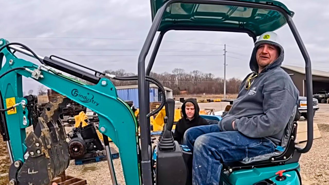 Мы купили на аукционе два мини-экскаватора по 2000 долларов каждый... И сразу же пожалели об этом.