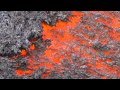 Carrera en lava. / Lava run: man runs over glowing lava flow