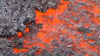 Carrera en lava. / Lava run: man runs over glowing lava flow