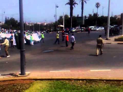 مسيرة المعطلين في إتجاه وزارة التربية الوطنية رافعين شعار مقاطعة المباريات 04 07 2012