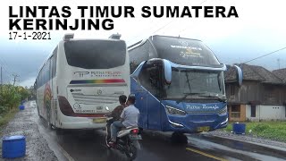 BUS MENEMBUS HUJAN DI KERINJING OGAN ILIR LINTAS TIMUR SUMATERA