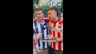 Aficionados del Atlético y la Real Sociedad en Sevilla antes de la final
