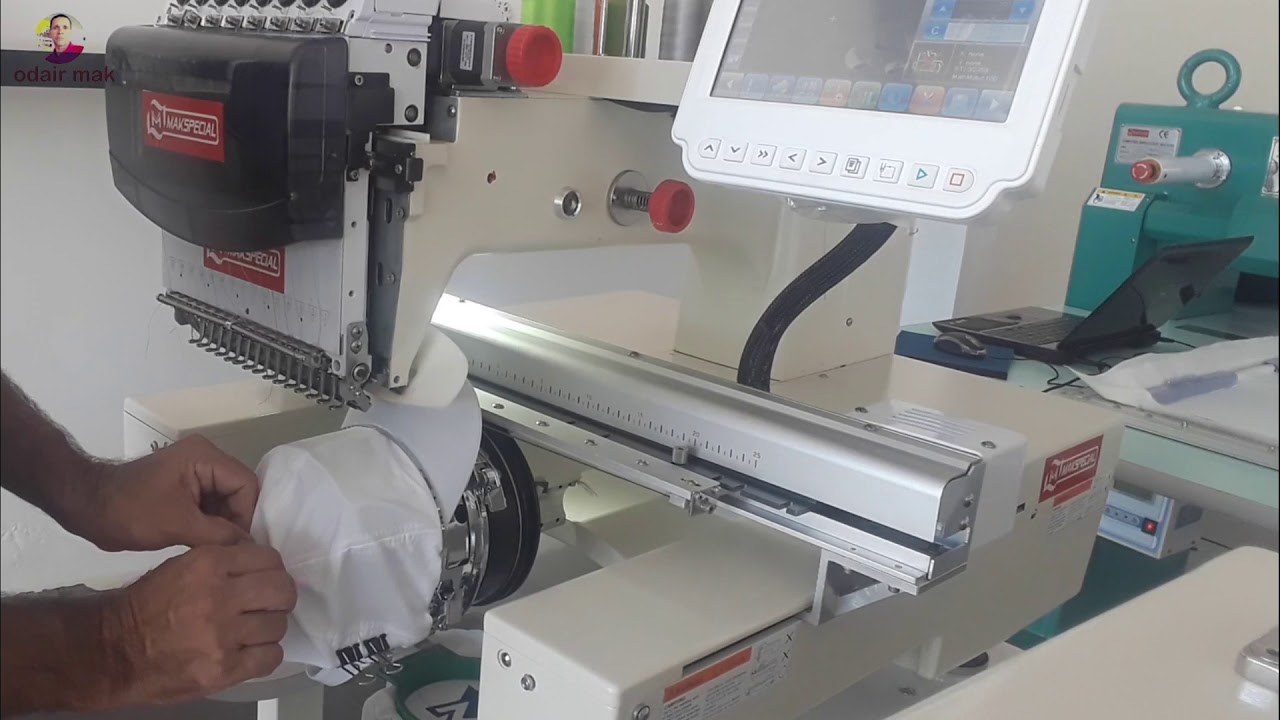 Boné Com Alto-Relevo