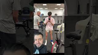 Que Le Pas A Riqui Puig  Sus Piernas 