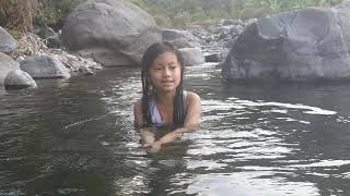 mandi di sungai