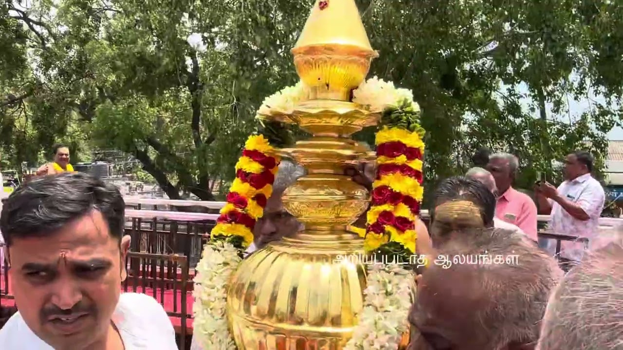 திருப்பூர் முத்தனம்பாளையம் அங்காளம்மன்கோவில் கும்பாபிஷேகத்தை முன்னிட்டு கோபுரங்களில் கலசம் பொருத்தம்