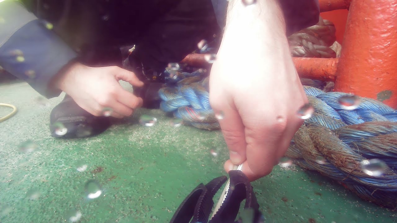 ROV и якорь в море