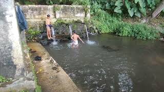 berdua mandi mata air yg jernih