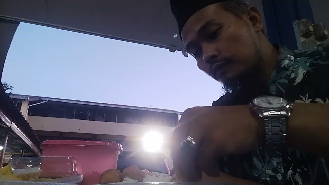 Ustaz Che Rusli ( Finalis Akademik Al-Quran, musim Ke-4, TV9,2010 )berbuka puasa di sekolah anak.(1)