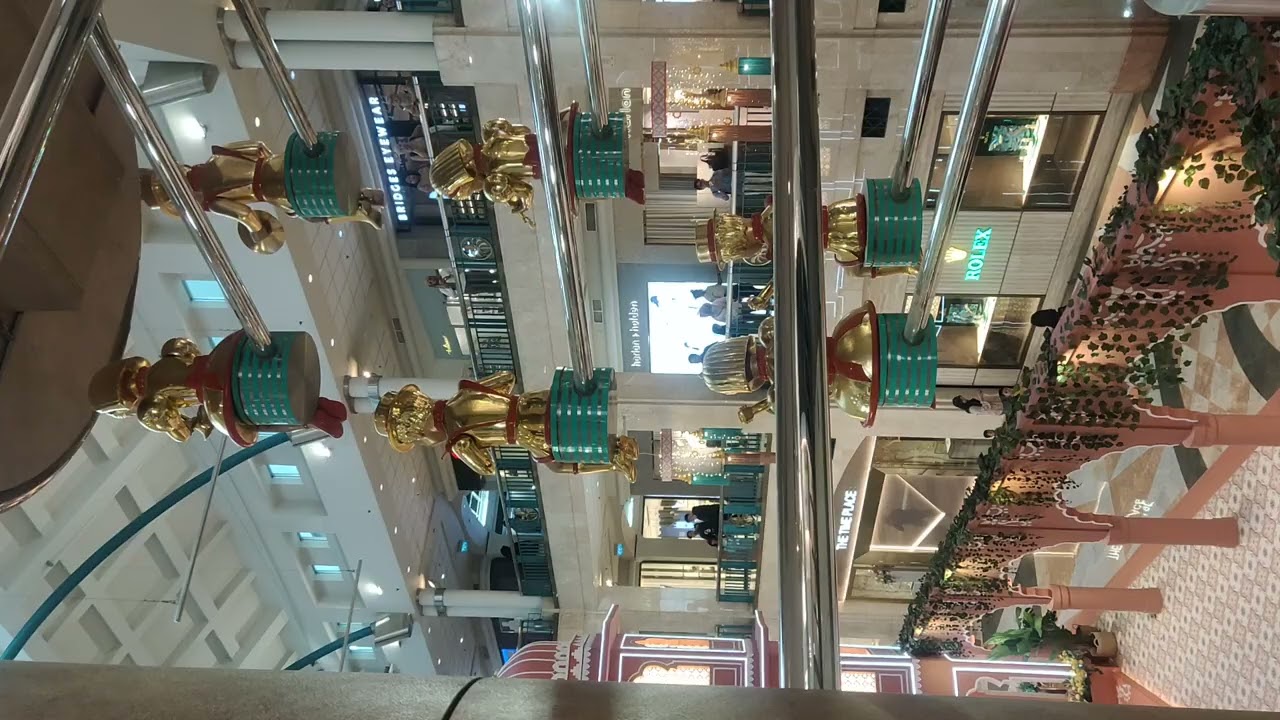 Plaza senayan clock jam 17.00 hr ini maaf kameranya miring