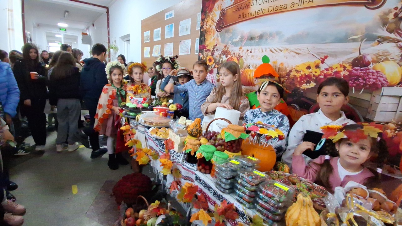 Festivalul Dovleacului de la școala din Corni adună comunitatea: bucurie și tradiții de toamnă