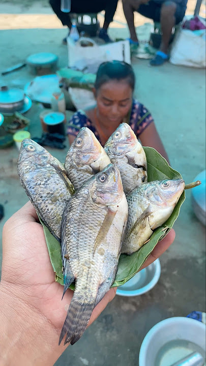Tasting of telpiya fish in tribal market 😱 #fish #fishfry #streetfood #shorts #jharkhand