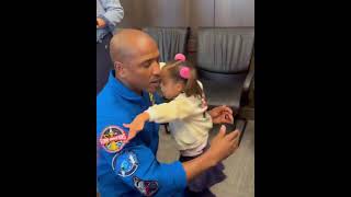 Así recibe su hija astronauta al llegar de la luna