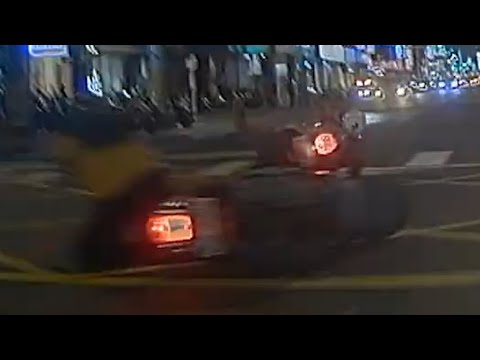 【車禍影片】唉呦威！鞋子都噴飛了（2023.08.18 新北市板橋區中山路二段