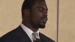 Michael Vick Apologizes for Involvement in Dogfighting