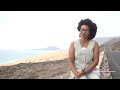 Pintor Nuno Martins recria Cesária Évora em "Pés de Bronze, Coração de Barro" | Revista #360