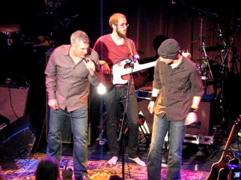 Taylor Hicks and Carson James singing "Superstitio...