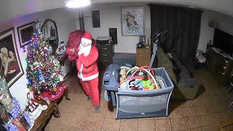 Cámara de seguridad capta a Santa Claus entrando por la chimenea - Navidad 2020