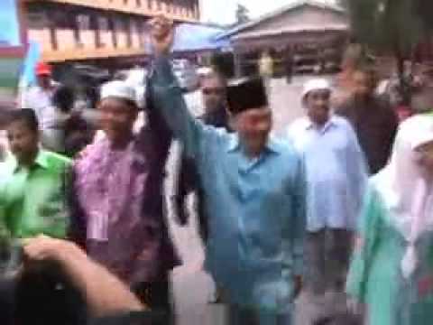 Anwar & Kak Wan Mengundi Diiringi oleh Ustaz Salle...
