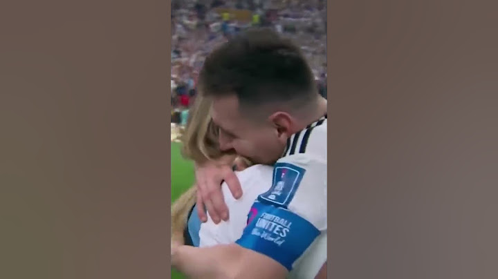 Lionel Messi and his mom embrace after Argentina win the World Cup ❤️