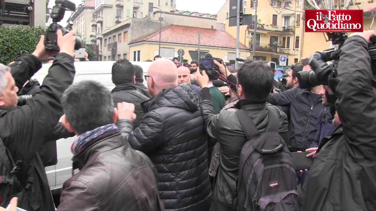 Lega, Salvini contestato a Milano dai centri sociali. Via sotto scorta e alza il dito medio