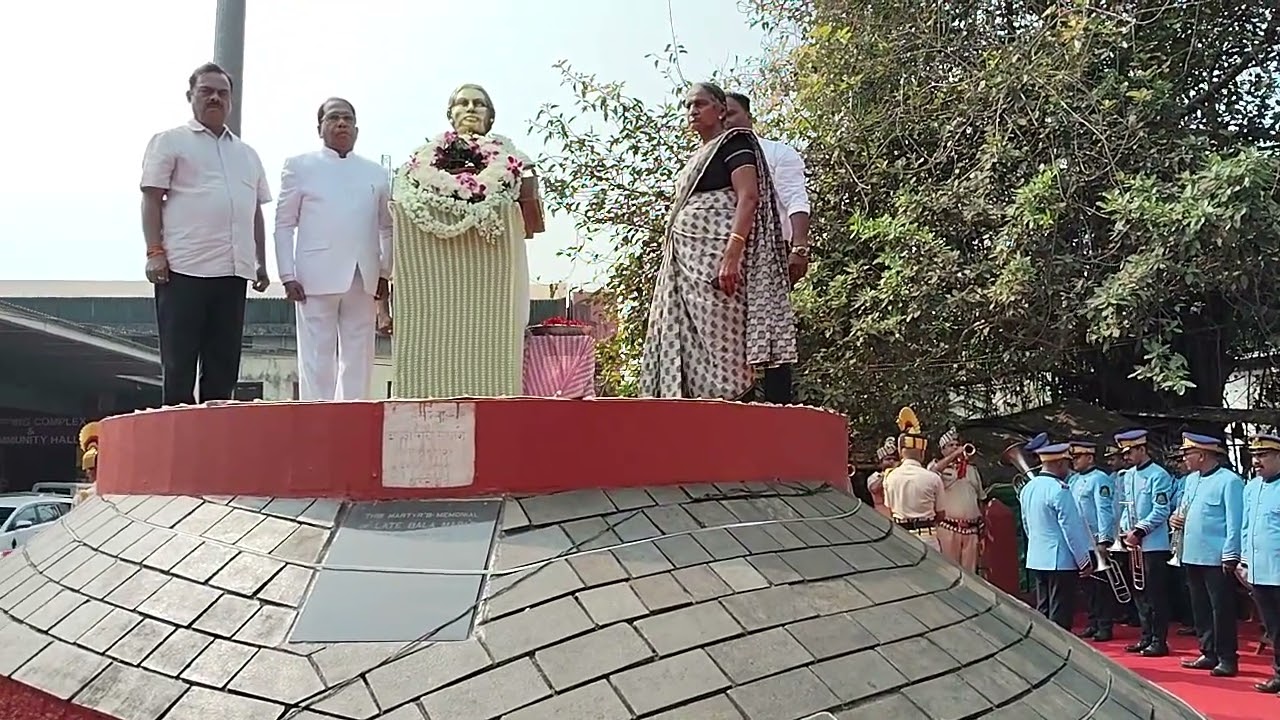 Hutatma bala raya mapari pay tributes on balidan divas also given salami by police.