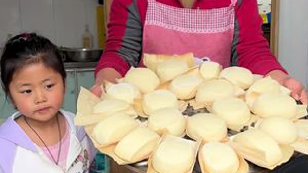 今天下雨不能上山干活，在家蒸了一锅馒头，这馒头蒸的太好了 #我的农村生活