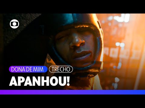 Marlon apanha de Carlos, é atingido e cai no chão! | Dona de Mim | TV Globo