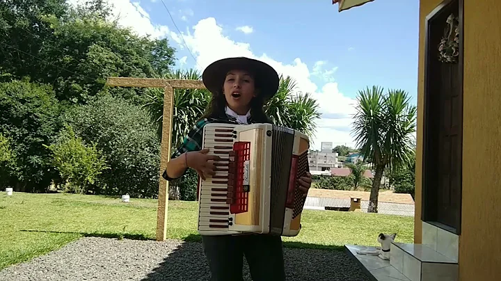 Leticia Flores tocando a msica Flor do Meu Jardim