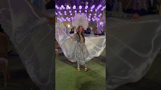 Красивая девушка танцует в костюме Бабочки на Индийской свадьбе, Работа Артистом на Ивенте в Индии