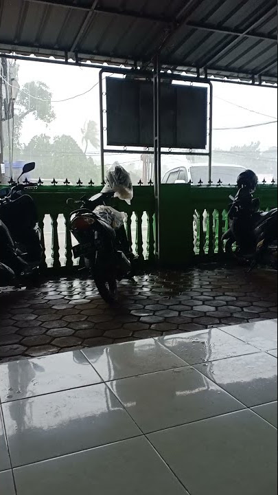 story WA kejebak hujan lebat