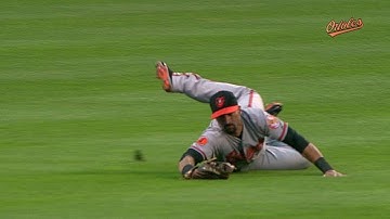 BAL@KC: Markakis lays out for a nice diving catch