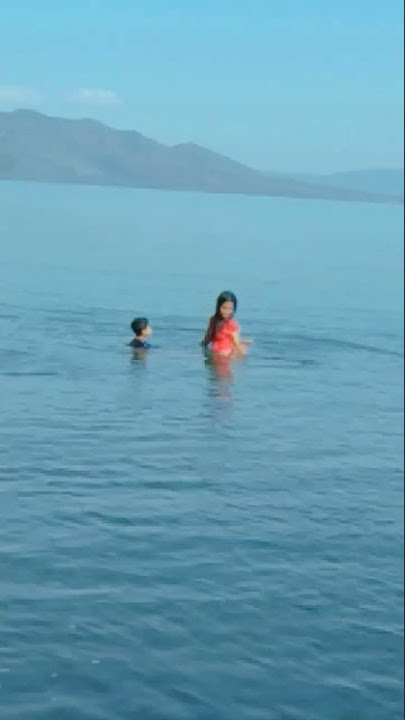 story' wa mandi di pantai seru banget.