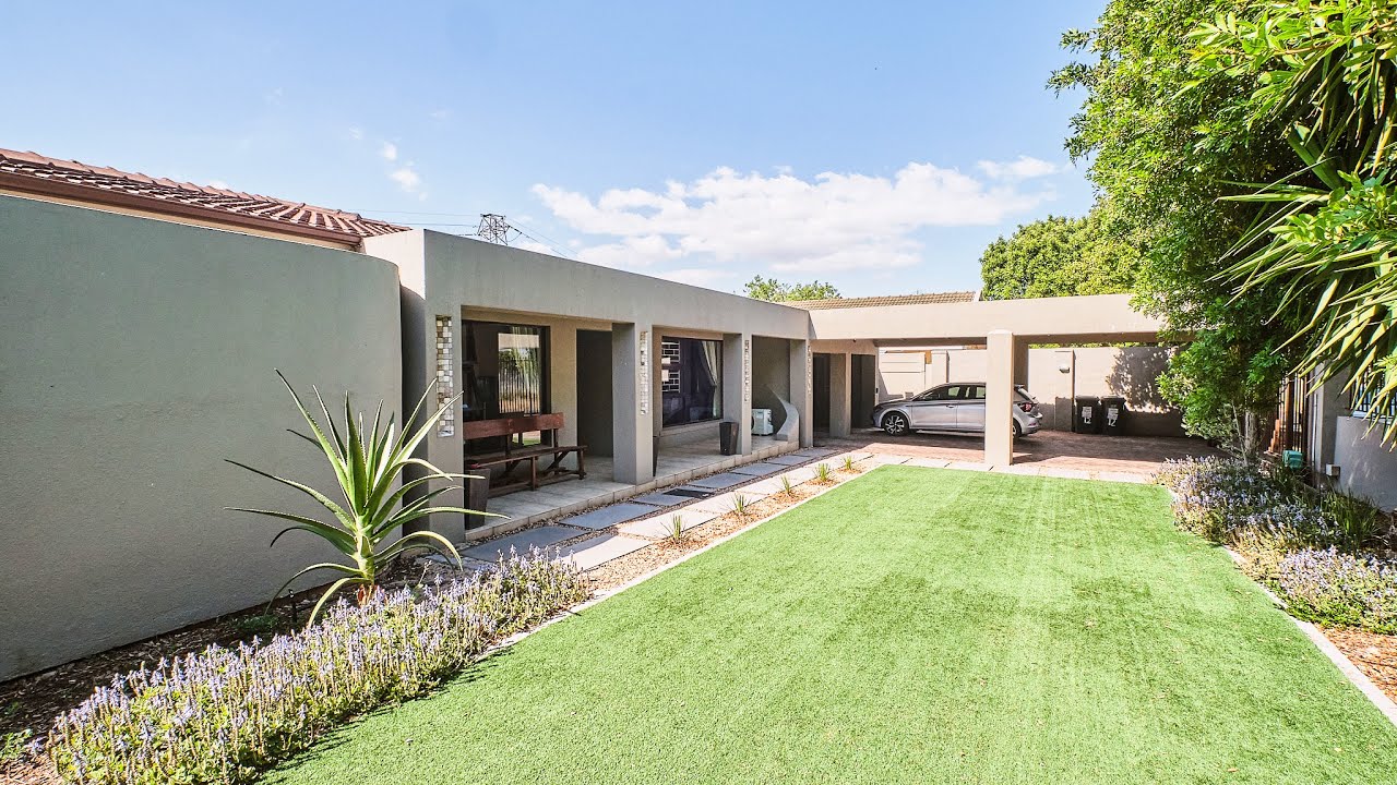 R3 300 000 Spacious 5 bedroom Family Home in Oak Glen, Bellville