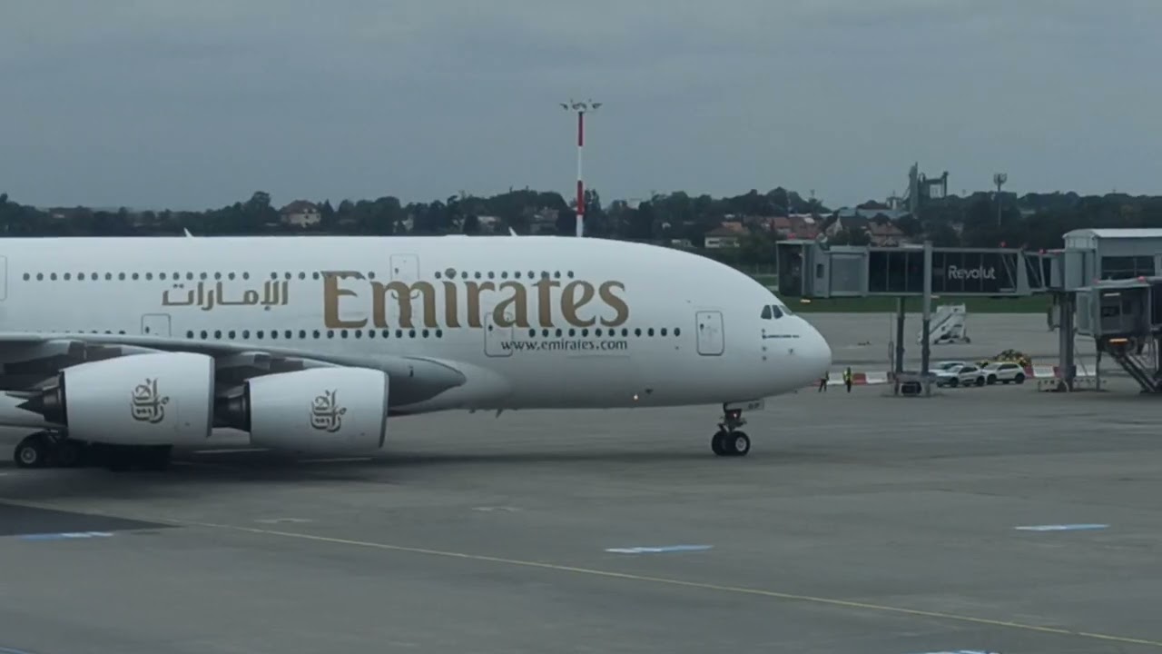 A380 Emirates popojíždění na Gate  #a380  #emirates 